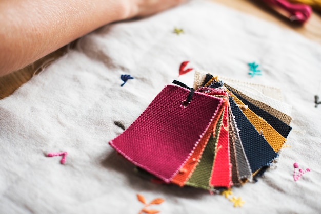 haftowane próbki tkanin